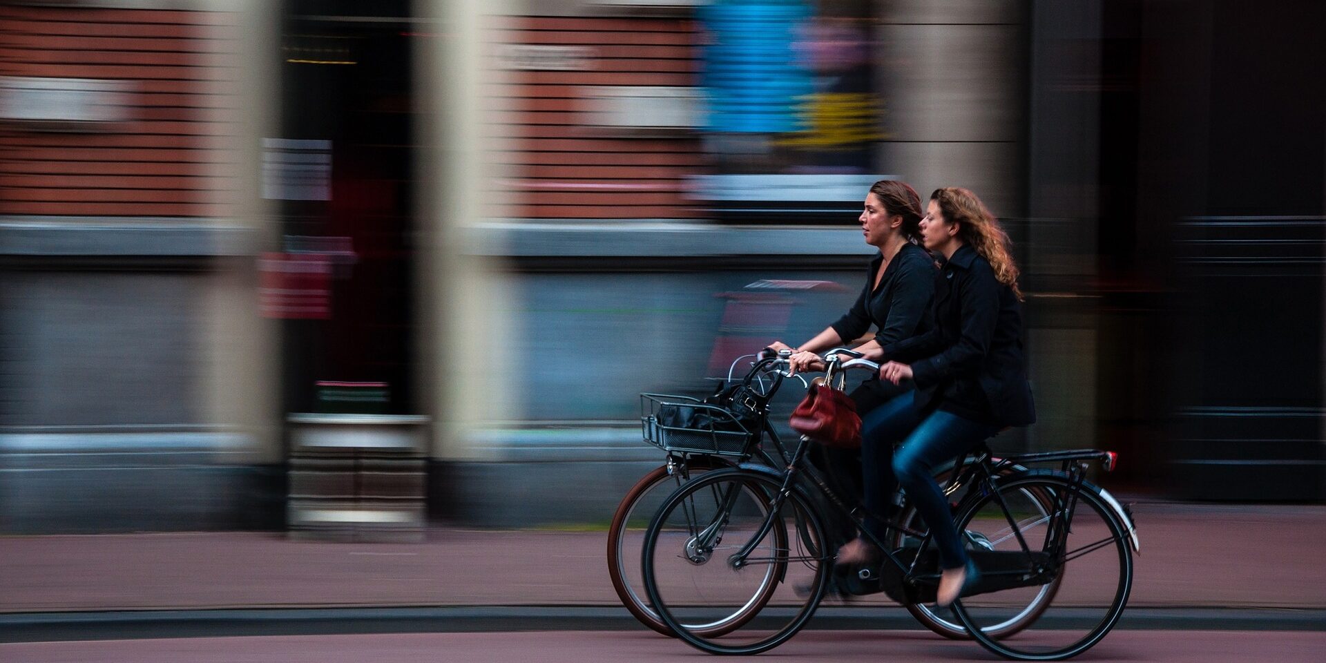53 cyclists-690644_1920